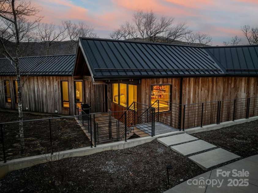 6 Oak Ridge Trail, Black Mountain, NC 28711.  MLS# CAR4205429, YatesRealty ID 4787. 