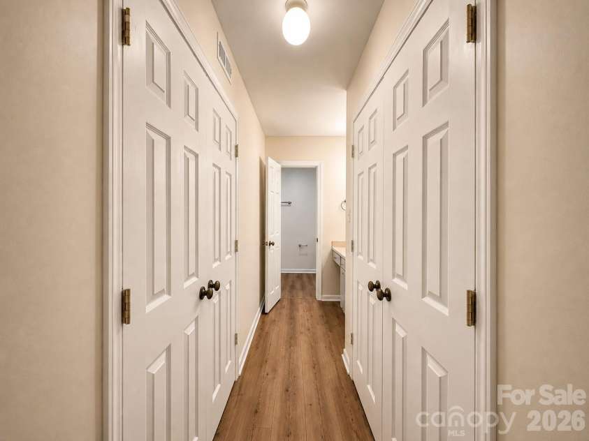 7220 Winery Lane, Charlotte, NC 28227.  MLS# CAR4418792, YatesRealty ID 47876. Hallway to primary bath