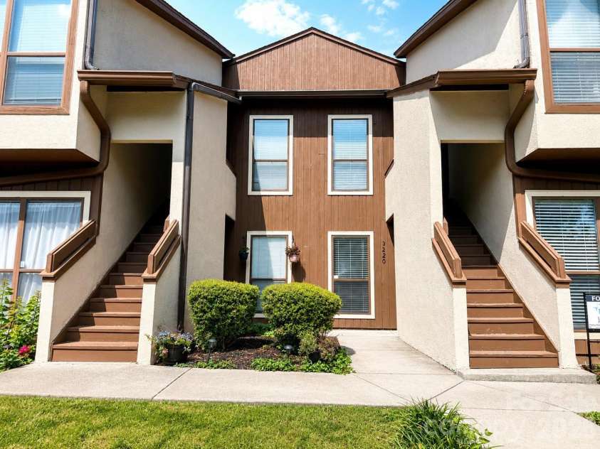 7220 Winery Lane, Charlotte, NC 28227.  MLS# CAR4418792, YatesRealty ID 47876. The building