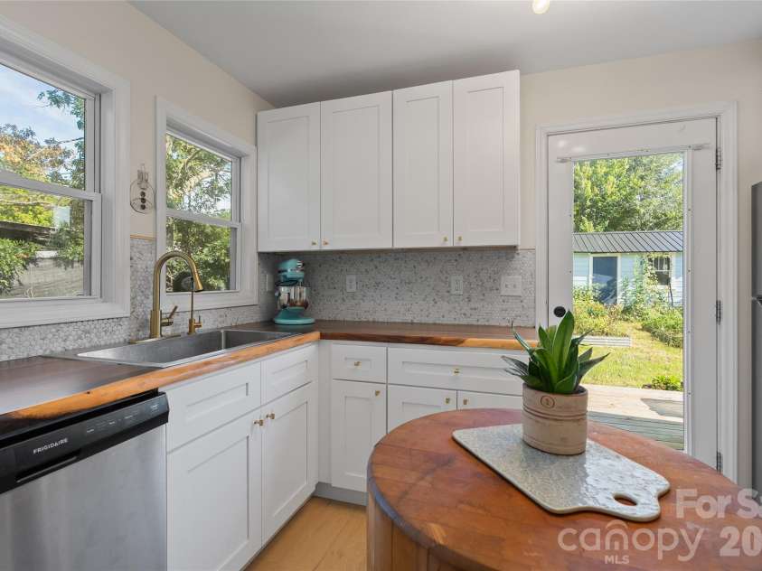 1042 Old US 70 Hwy Highway, Black Mountain, NC 28711.  MLS# CAR4418866, YatesRealty ID 47884. 
