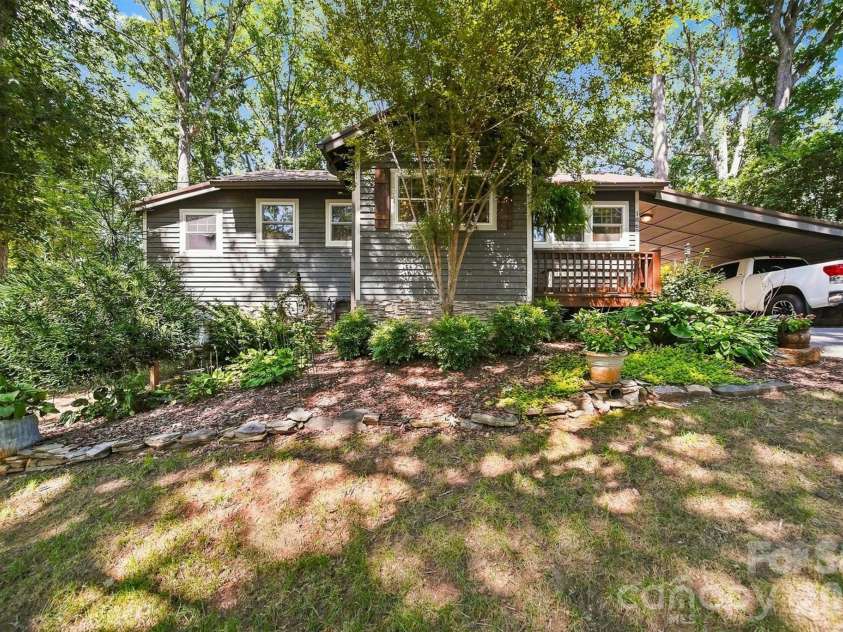 1068 5th Avenue Court, Hickory, NC 28601.  MLS# CAR4418564, YatesRealty ID 47888. 