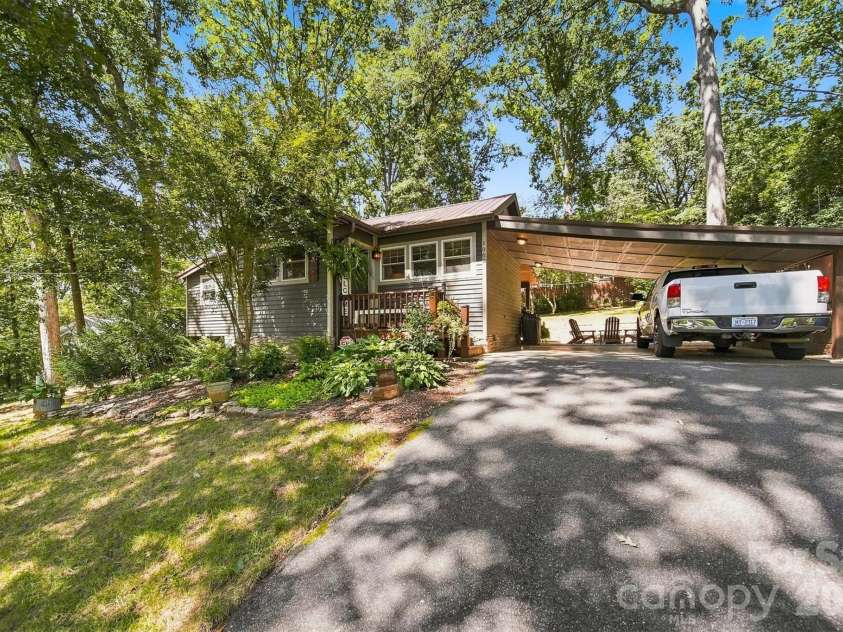 1068 5th Avenue Court, Hickory, NC 28601.  MLS# CAR4418564, YatesRealty ID 47888. 
