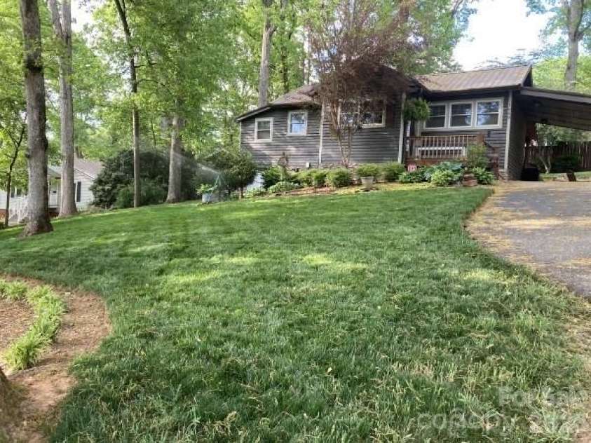 1068 5th Avenue Court, Hickory, NC 28601.  MLS# CAR4418564, YatesRealty ID 47888. 
