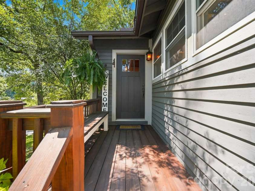 1068 5th Avenue Court, Hickory, NC 28601.  MLS# CAR4418564, YatesRealty ID 47888. 