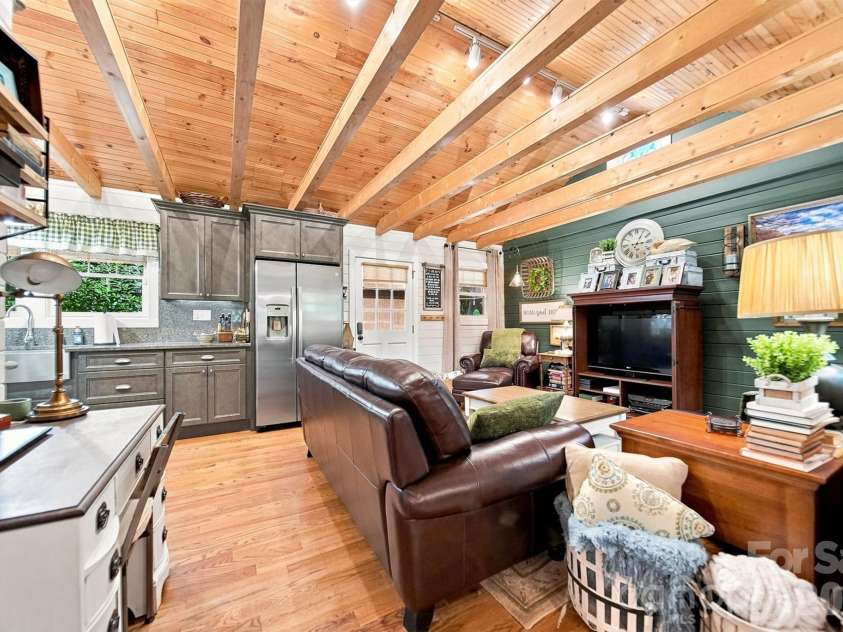 1068 5th Avenue Court, Hickory, NC 28601.  MLS# CAR4418564, YatesRealty ID 47888. 