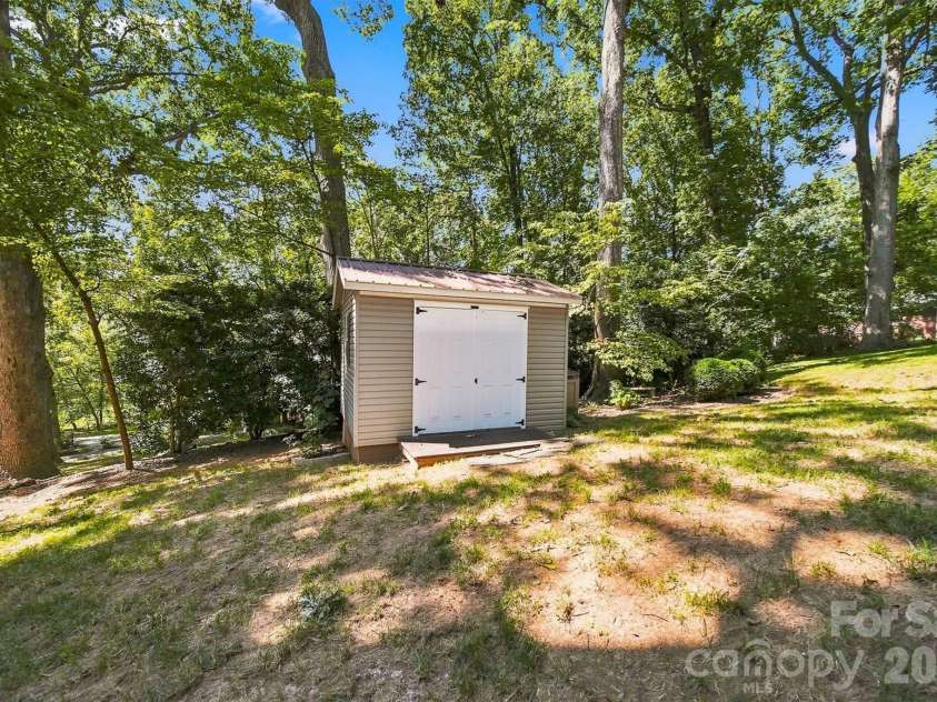 1068 5th Avenue Court, Hickory, NC 28601.  MLS# CAR4418564, YatesRealty ID 47888. 