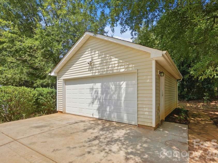 11402 Heritage Green Drive, Cornelius, NC 28031.  MLS# CAR4413381, YatesRealty ID 47889. 