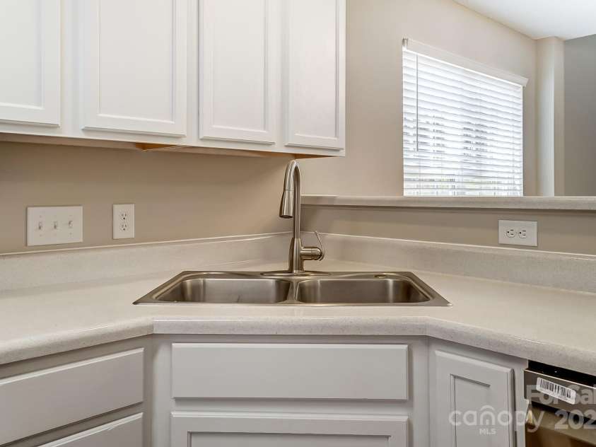 16729 Timber Crossing Road, Charlotte, NC 28213.  MLS# CAR4237038, YatesRealty ID 4789. 