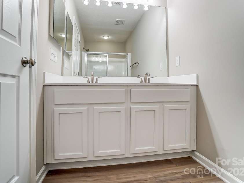 16729 Timber Crossing Road, Charlotte, NC 28213.  MLS# CAR4237038, YatesRealty ID 4789. 