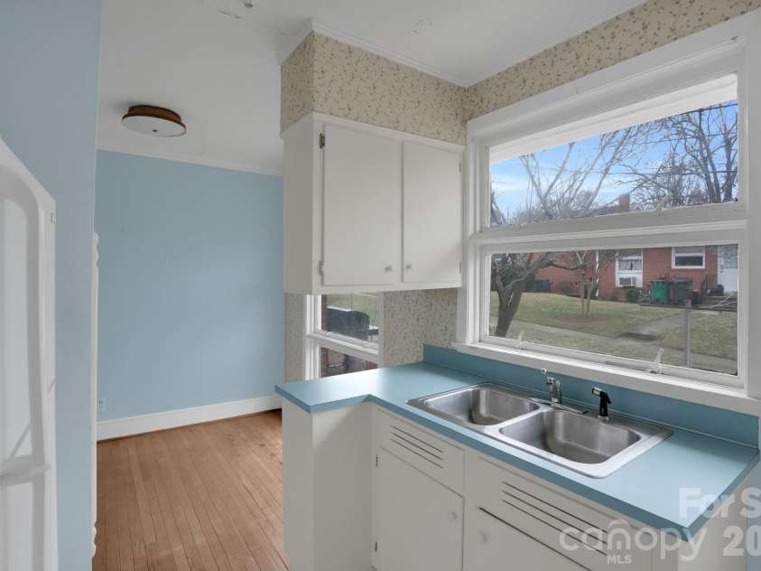 4623 Woodlark Lane, Charlotte, NC 28211.  MLS# CAR4341152, YatesRealty ID 4789. 