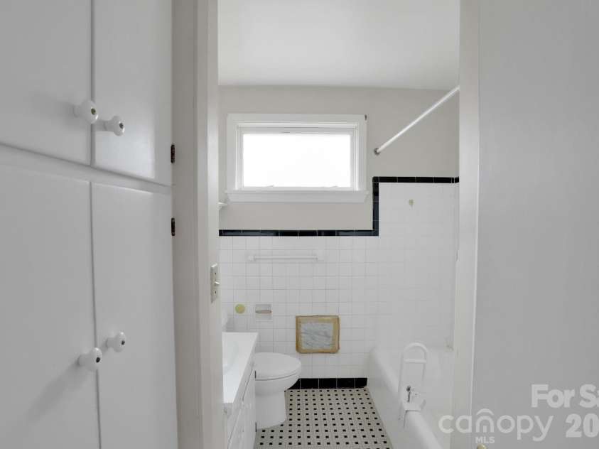 4623 Woodlark Lane, Charlotte, NC 28211.  MLS# CAR4341152, YatesRealty ID 4789. 
