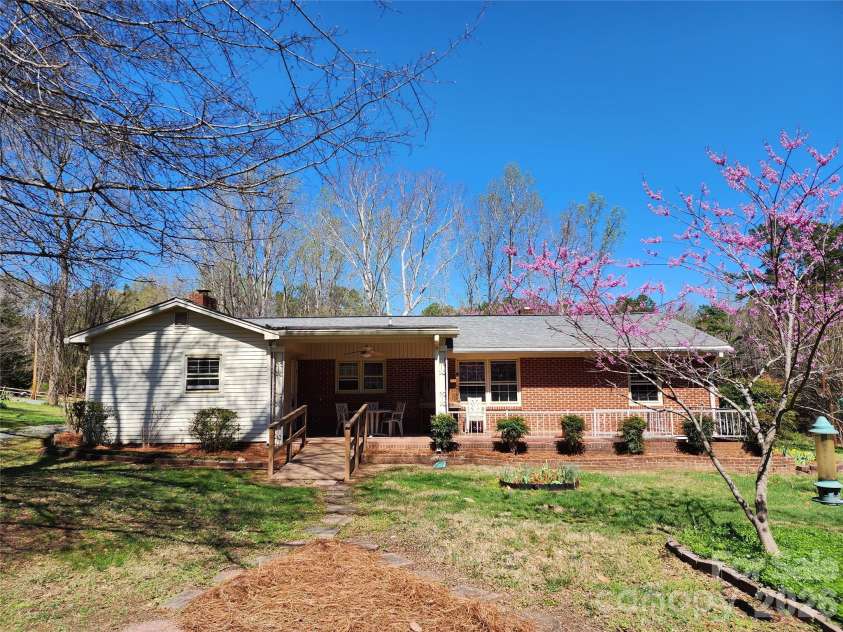 217 Saint John Street, Dallas, NC 28034.  MLS# CAR4359136, YatesRealty ID 4790. 