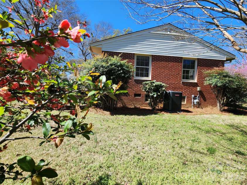 217 Saint John Street, Dallas, NC 28034.  MLS# CAR4359136, YatesRealty ID 4790. 