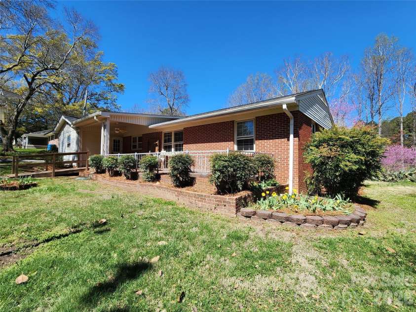 217 Saint John Street, Dallas, NC 28034.  MLS# CAR4359136, YatesRealty ID 4790. 