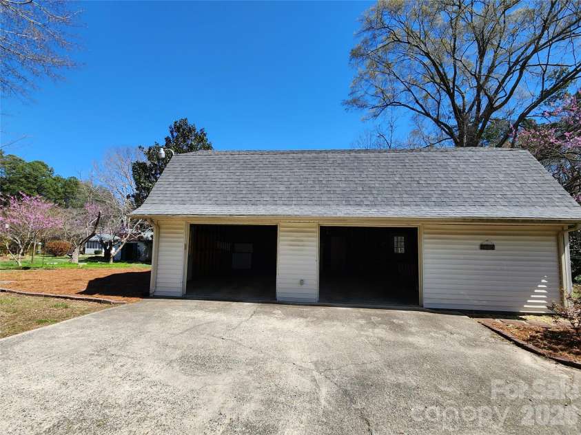 217 Saint John Street, Dallas, NC 28034.  MLS# CAR4359136, YatesRealty ID 4790. 