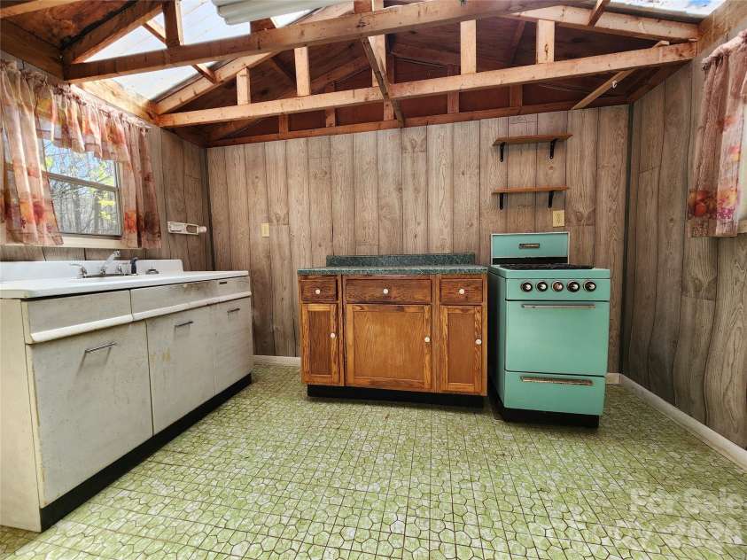217 Saint John Street, Dallas, NC 28034.  MLS# CAR4359136, YatesRealty ID 4790. 