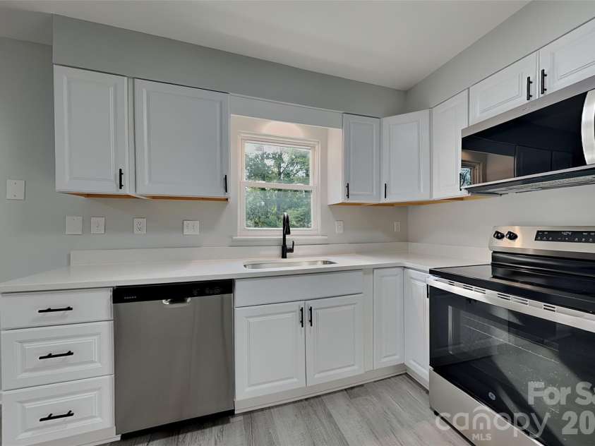 9428 White Cedar Court, Charlotte, NC 28213.  MLS# CAR4419801, YatesRealty ID 47902. 