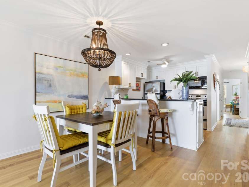932 Southwest Drive, Davidson, NC 28036.  MLS# CAR4414444, YatesRealty ID 47906. Dining area positioned to enjoy the home’s waterfront setting.
