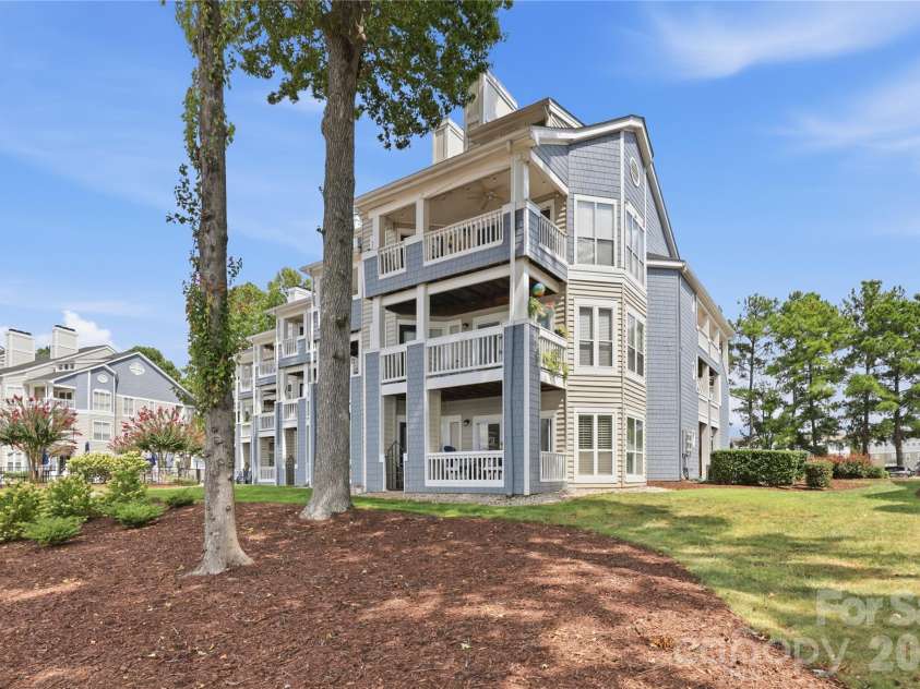 932 Southwest Drive, Davidson, NC 28036.  MLS# CAR4414444, YatesRealty ID 47906. Polished & elegant LKN living