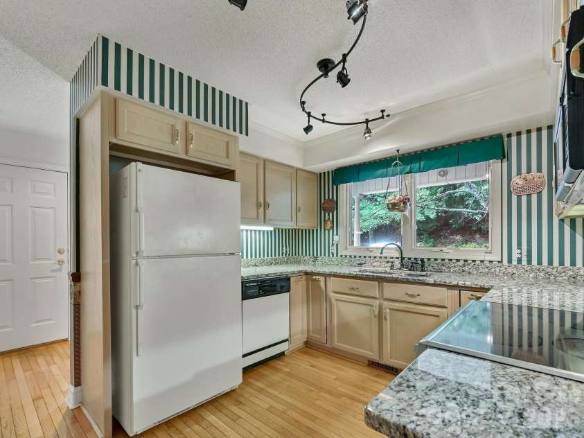 101 Valley Hill Drive, Hendersonville, NC 28791.  MLS# CAR4411747, YatesRealty ID 47915. 