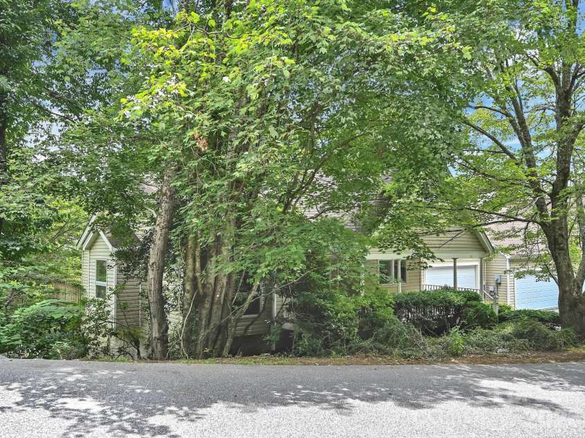 101 Valley Hill Drive, Hendersonville, NC 28791.  MLS# CAR4411747, YatesRealty ID 47915. 