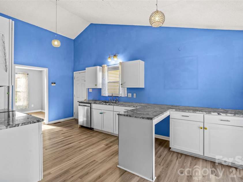 158 Rumple Hill Drive, Statesville, NC 28677.  MLS# CAR4355841, YatesRealty ID 4792. Kitchen Bar