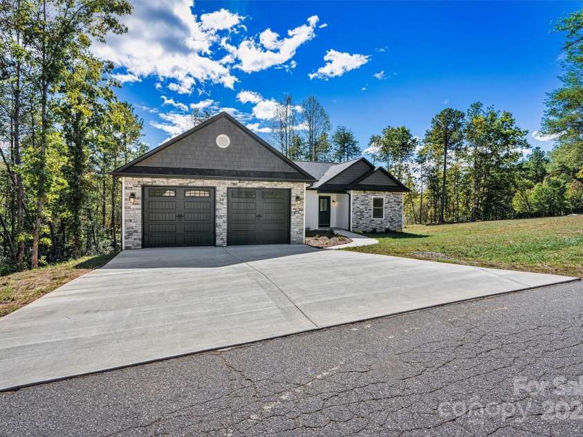 24 Eastwinds Drive, Hickory, NC 28601.  MLS# CAR4313896, YatesRealty ID 4792. Focused Drive/Garage Entry View 