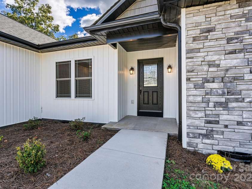 24 Eastwinds Drive, Hickory, NC 28601.  MLS# CAR4313896, YatesRealty ID 4792. Focused Front Entry View 