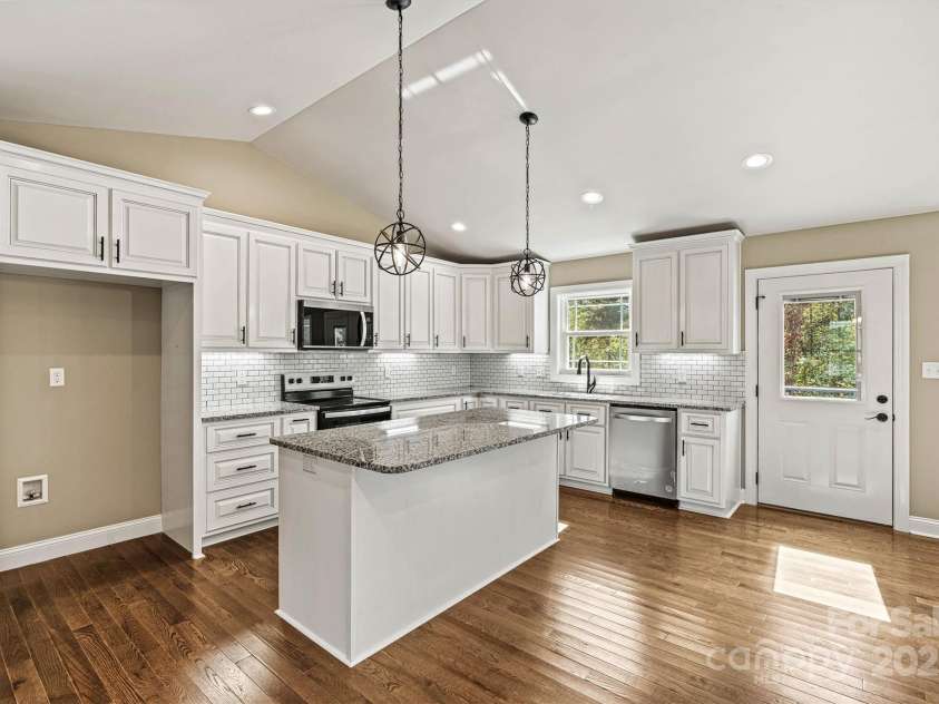24 Eastwinds Drive, Hickory, NC 28601.  MLS# CAR4313896, YatesRealty ID 4792. Focused Kitchen View 