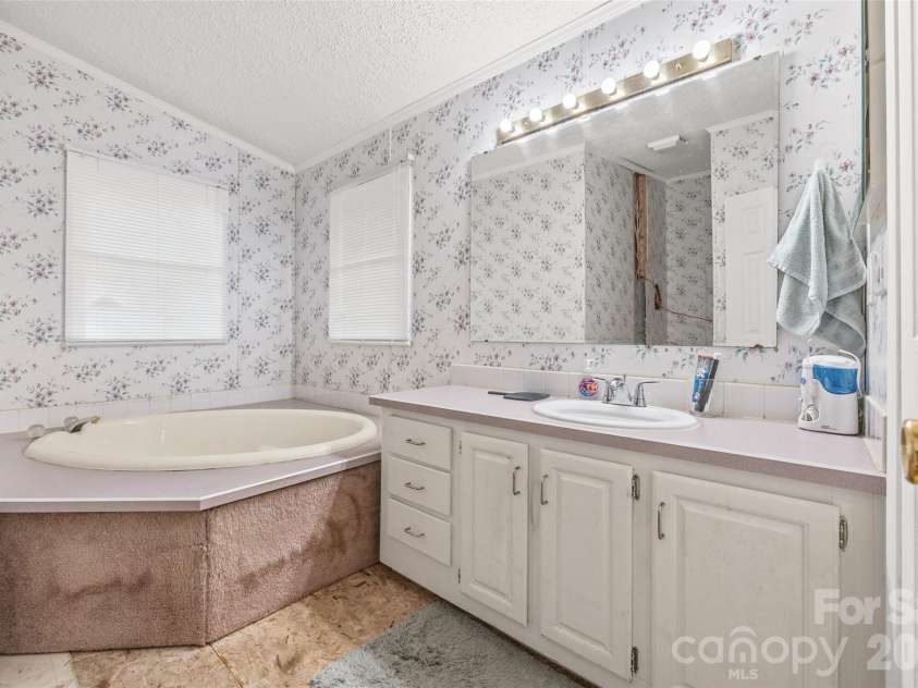 1475 Smith Woods Lane, Hickory Grove, SC 29717.  MLS# CAR4415892, YatesRealty ID 47920. Primary Bath