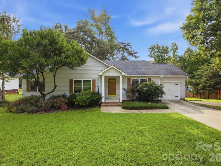 1297 Creekview Drive, Gastonia, NC 28052.  MLS# CAR4418917, YatesRealty ID 47921. 