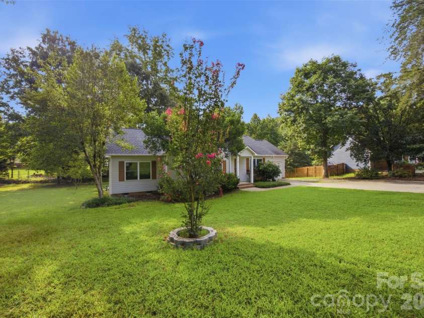 1297 Creekview Drive, Gastonia, NC 28052.  MLS# CAR4418917, YatesRealty ID 47921. 