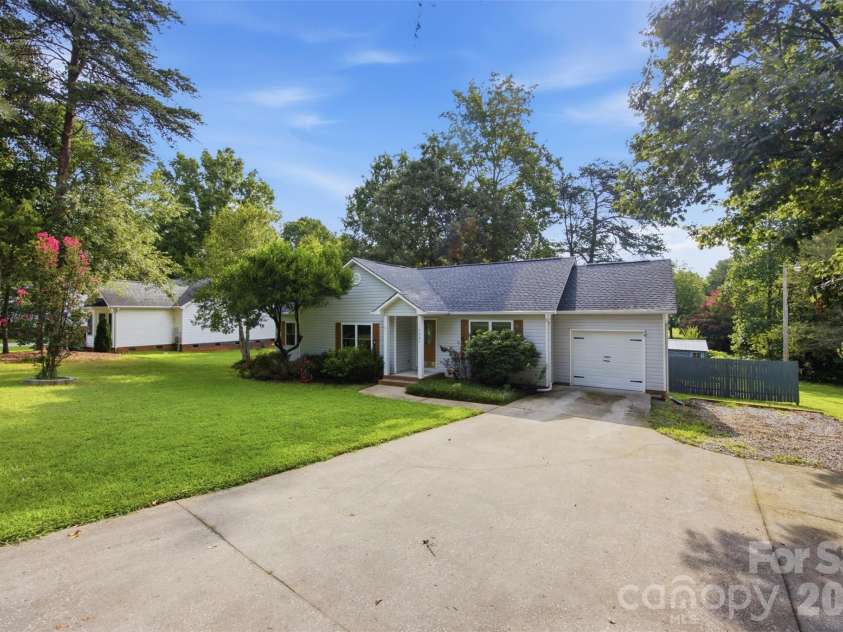 1297 Creekview Drive, Gastonia, NC 28052.  MLS# CAR4418917, YatesRealty ID 47921. 