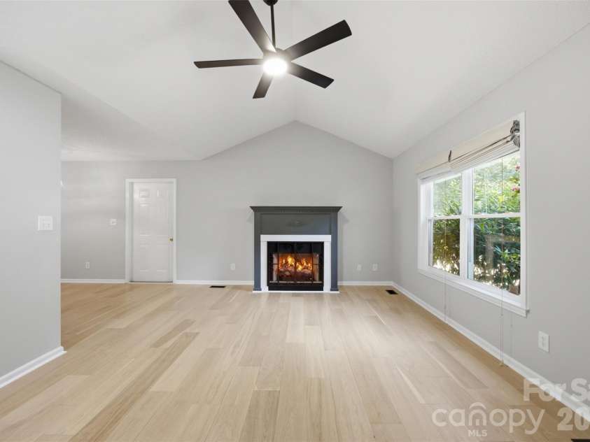 1297 Creekview Drive, Gastonia, NC 28052.  MLS# CAR4418917, YatesRealty ID 47921. 