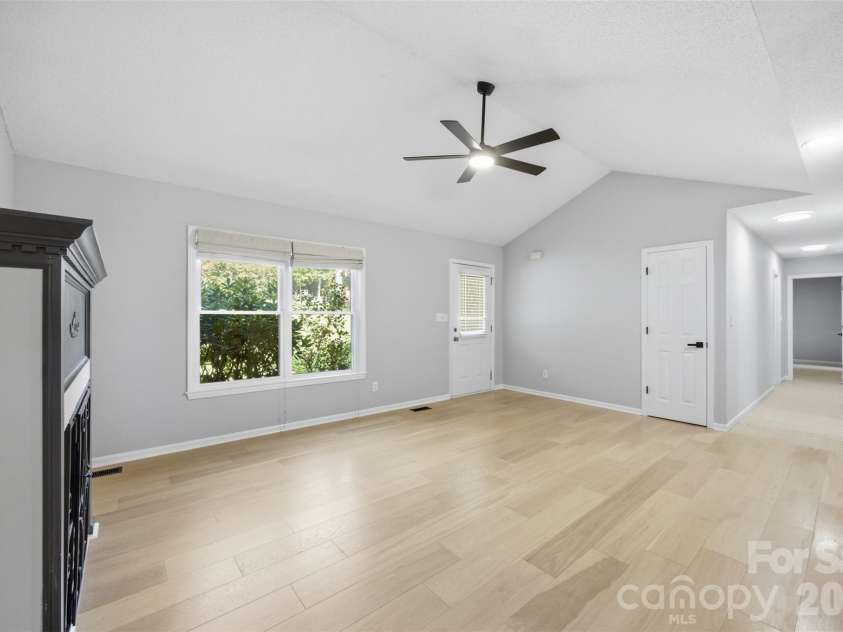 1297 Creekview Drive, Gastonia, NC 28052.  MLS# CAR4418917, YatesRealty ID 47921. 