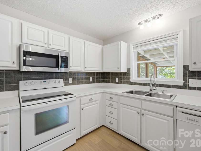 1297 Creekview Drive, Gastonia, NC 28052.  MLS# CAR4418917, YatesRealty ID 47921. 
