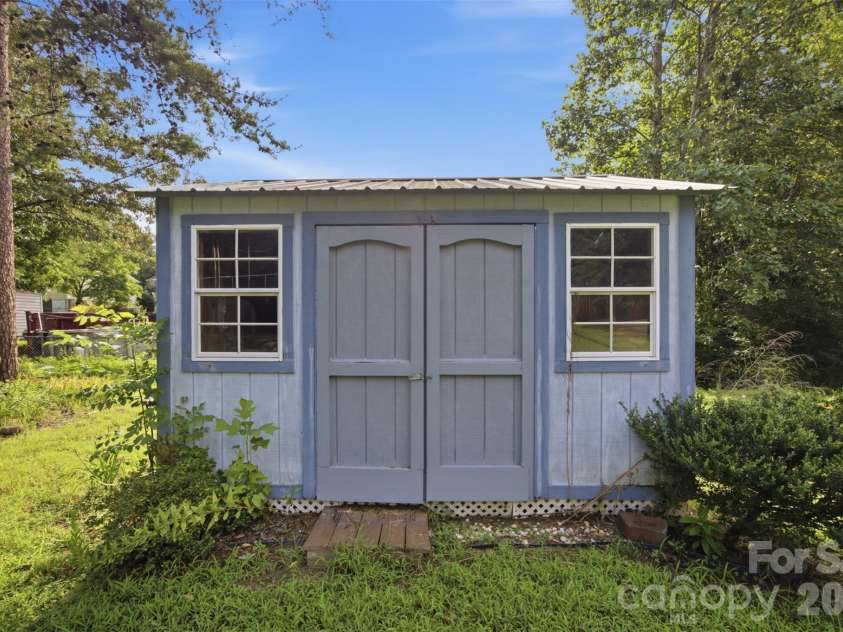 1297 Creekview Drive, Gastonia, NC 28052.  MLS# CAR4418917, YatesRealty ID 47921. 