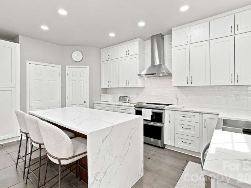 5909 Parkstone Drive, Matthews, NC 28104.  MLS# CAR4419863, YatesRealty ID 47922. 