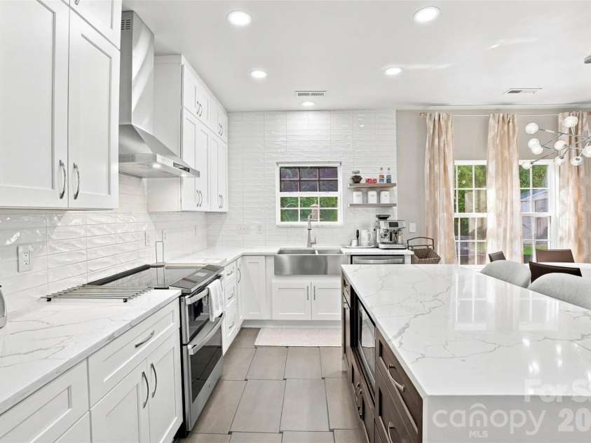 5909 Parkstone Drive, Matthews, NC 28104.  MLS# CAR4419863, YatesRealty ID 47922. 