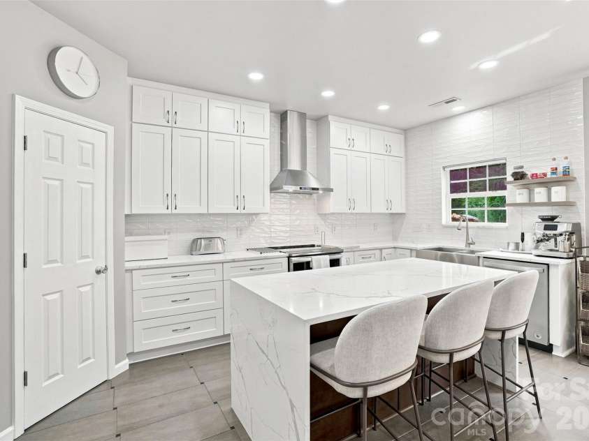 5909 Parkstone Drive, Matthews, NC 28104.  MLS# CAR4419863, YatesRealty ID 47922. 