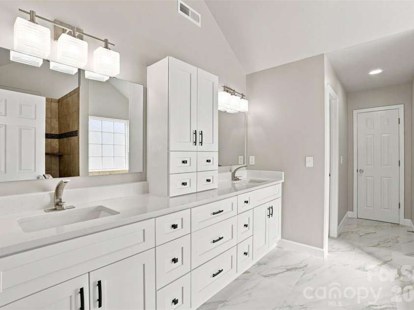 5909 Parkstone Drive, Matthews, NC 28104.  MLS# CAR4419863, YatesRealty ID 47922. 