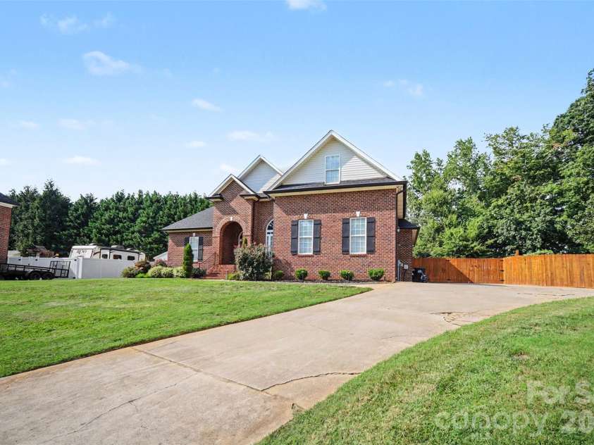 2013 Buckthorn Court, Gastonia, NC 28056.  MLS# CAR4418859, YatesRealty ID 47929. 