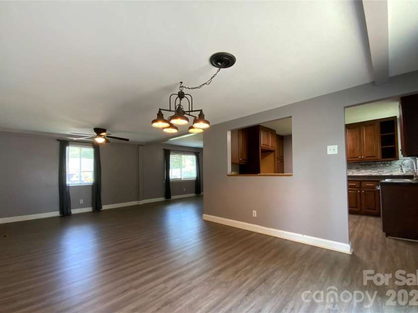 325 Glenwood Drive, Mooresville, NC 28115.  MLS# CAR4417302, YatesRealty ID 47938. 
