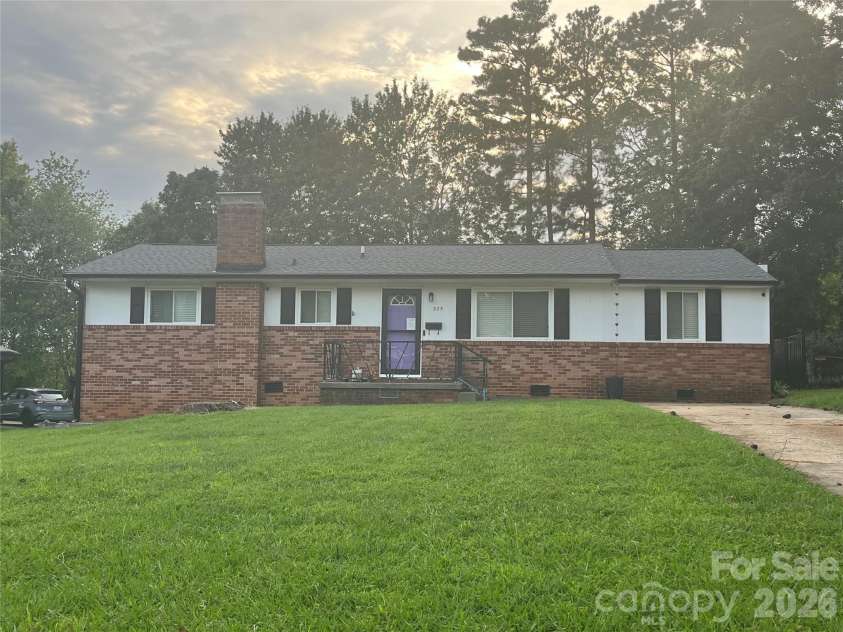 325 Glenwood Drive, Mooresville, NC 28115.  MLS# CAR4417302, YatesRealty ID 47938. Start your next chapter with this charming home!