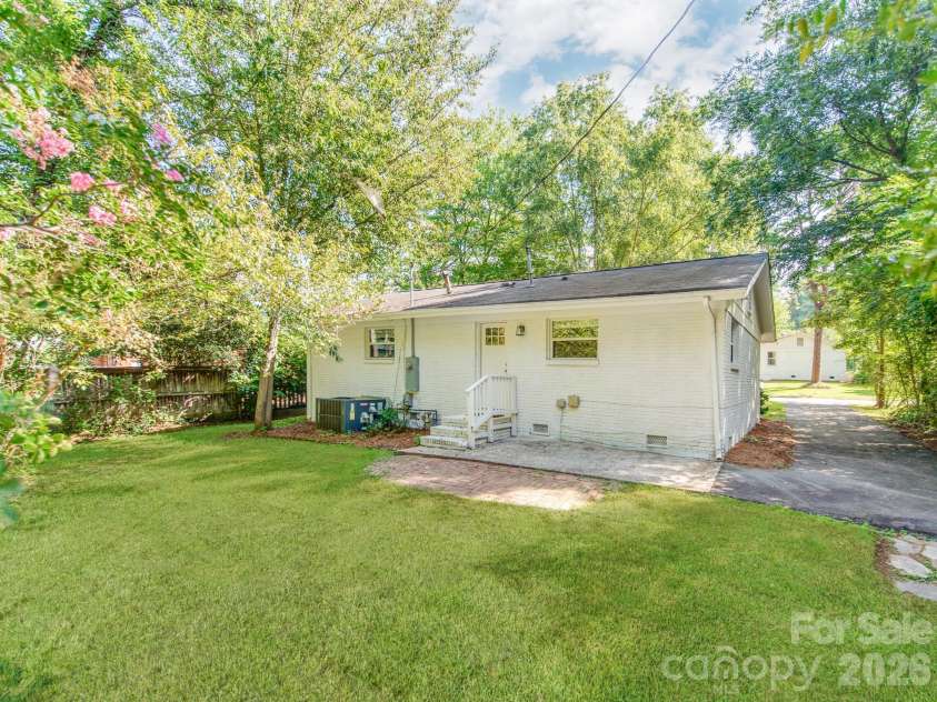 3032 Edsel Place, Charlotte, NC 28205.  MLS# CAR4413489, YatesRealty ID 47950. 