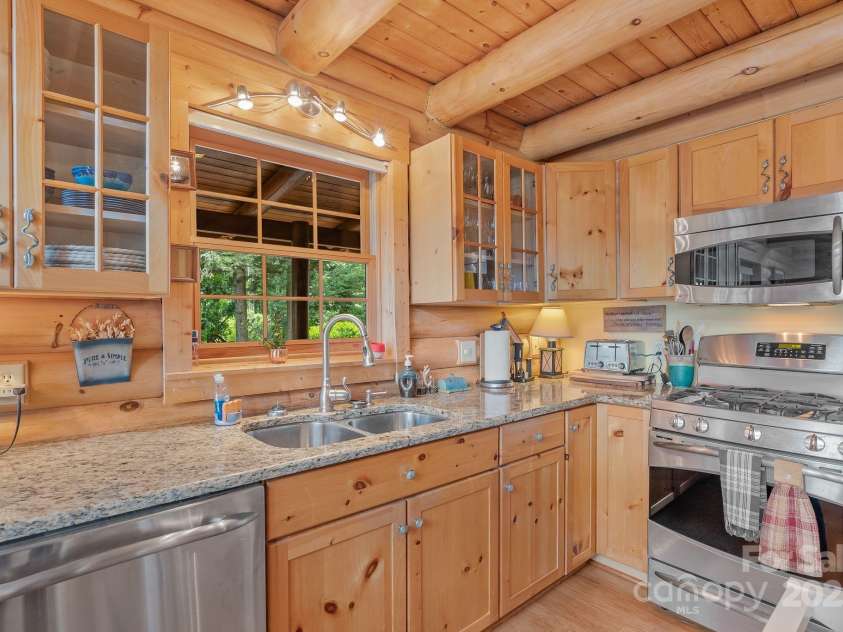 90 Forest Ridge Road, Burnsville, NC 28714.  MLS# CAR4176437, YatesRealty ID 4796. Kitchen