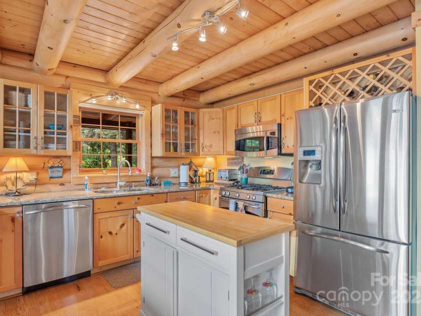 90 Forest Ridge Road, Burnsville, NC 28714.  MLS# CAR4176437, YatesRealty ID 4796. Kitchen