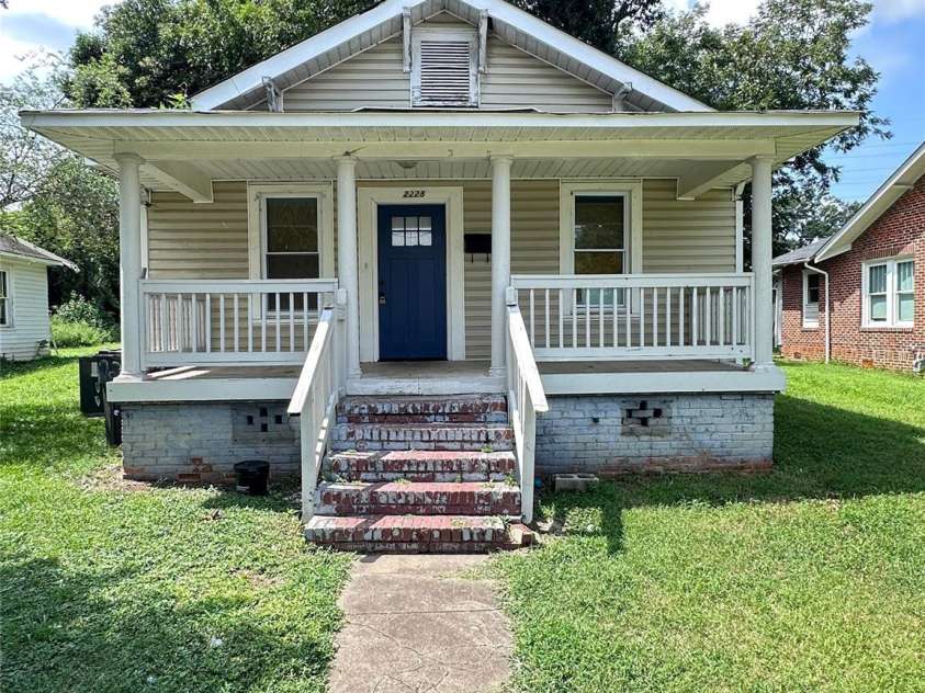 2228 Camp Greene Street, Charlotte, NC 28208.  MLS# CAR4419768, YatesRealty ID 47963. 