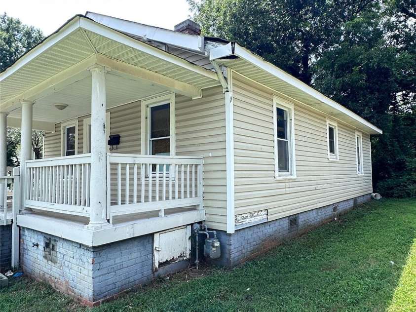 2228 Camp Greene Street, Charlotte, NC 28208.  MLS# CAR4419768, YatesRealty ID 47963. 