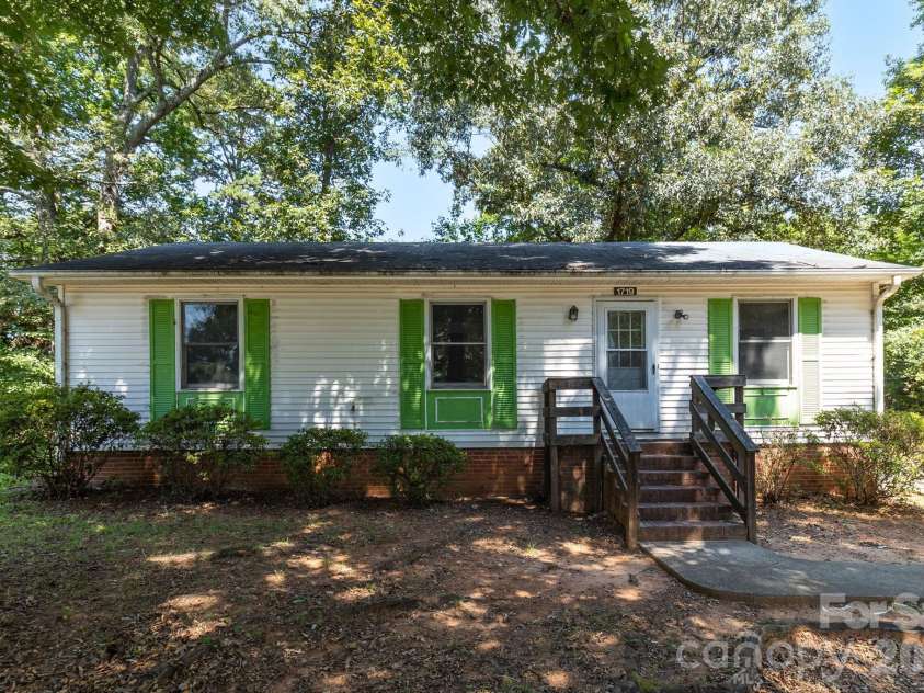 1719 Oneka Avenue, High Point, NC 27260.  MLS# CAR4418003, YatesRealty ID 47969. 